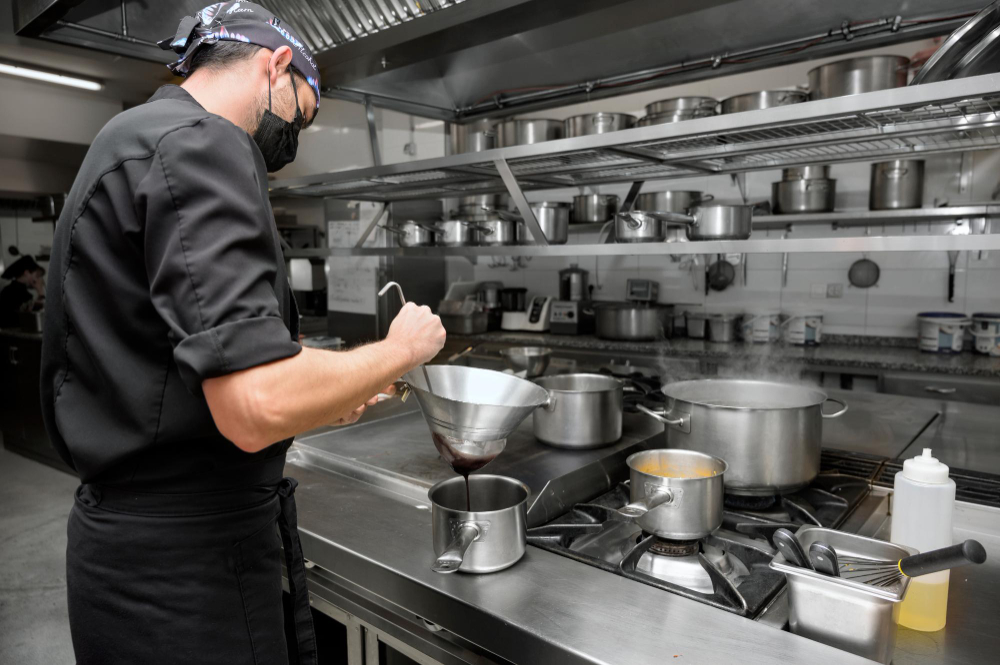 Za kulisami smaku – jak profesjonalne zaplecze gastronomiczne zmienia codzienność w kuchni
